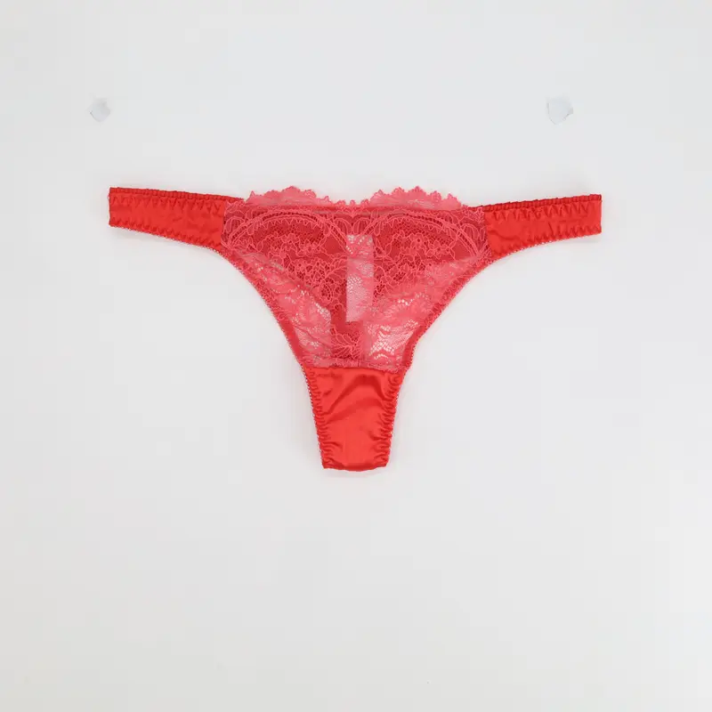 String Playboy Rouge