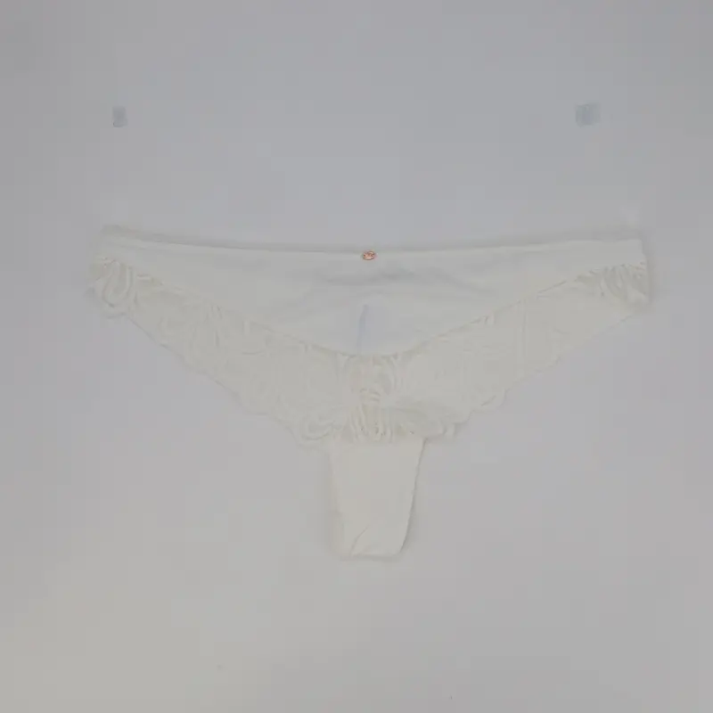 String RougeGorge Blanc